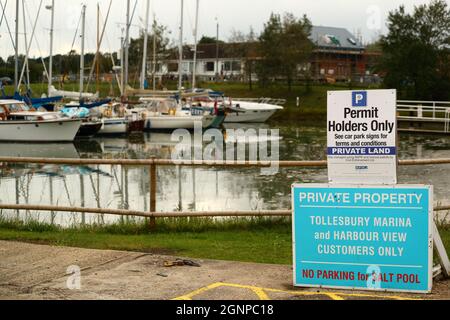 Inhaber von Genehmigungen unterschreiben nur in der Marina von Tollesbury. Tollesbury, Essex, Großbritannien Stockfoto