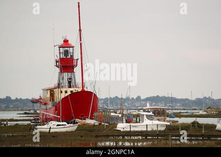 Ein pensionierter Lichtschiff festgemacht an der Bergkette am Tollesbury Saltings, Essex, UK Stockfoto