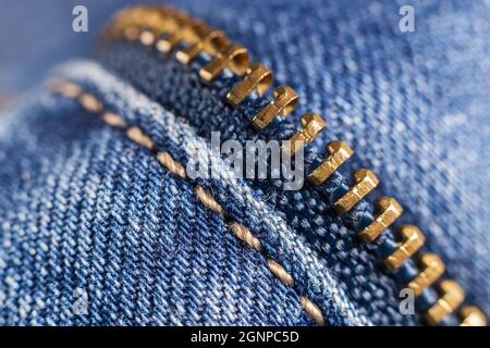 Detail des offenen Reissverschlusses an der blauen Jeans, Nahaufnahme Stockfoto