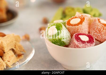 Nahaufnahme von bunten türkischen Halva-Süßigkeiten auf grauer Oberfläche Stockfoto
