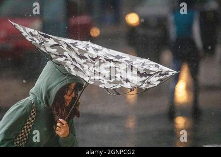 Starker Wind und Regen in Preston, Lancashire. UK Weather; 27 Sep 2021: Heftiger Regen für Käufer im Stadtzentrum kurz nachdem United Utilities eine Warnung ausgibt, um den Wasserverbrauch aufgrund der geringen Mengen an Vorratstauseen in der Region zu beschränken. United Utilities-Kunden in der Region, die ihre Wasserversorgung aus den Stauseen im Lake District erhalten, werden gebeten, so viel Wasser wie möglich zu sparen. United Utilities sagt, dass Reservoirs wie Haweswater und Thirlmere in Cumbria derzeit mit 40% "sehr niedrig" sind - und nicht mit 70%, was im September erwartet wird. Kredit; MediaWorldImages/AlamyLiveNews Stockfoto