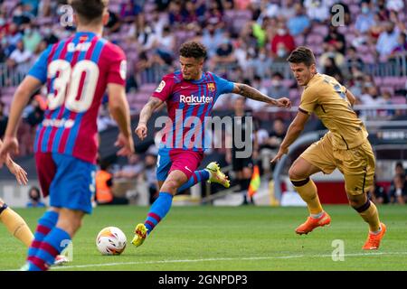 Barcelona, Spanien. September 2021. Philippe Coutinhos (C) aus Barcelona dreht während eines Fußballspiels der spanischen First Division zwischen dem FC Barcelona und Levante UD am 26. September 2021 in Barcelona, Spanien. Quelle: Joan Gosa/Xinhua/Alamy Live News Stockfoto