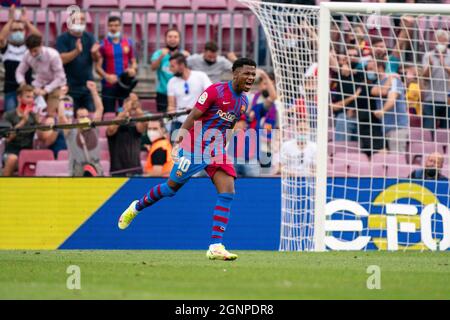 Barcelona, Spanien. September 2021. Der Barcelonas Ansu Fati feiert sein Tor während eines Fußballspiels der spanischen First Division zwischen dem FC Barcelona und Levante UD am 26. September 2021 in Barcelona, Spanien. Quelle: Joan Gosa/Xinhua/Alamy Live News Stockfoto