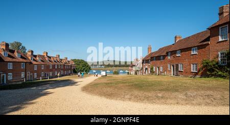 Bucklers Hard, ein malerisches Dorf und beliebte Besucherattraktion im New Forest in Hampshire, England, an einem sonnigen Septembertag Stockfoto