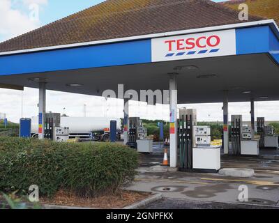 Sheerness, Kent, Großbritannien. September 2021. Heute Morgen kam ein Tanker an, um die Tesco-Tankstelle in Sheerness, Kent, wieder zu füllen, nachdem panische Kaufprobleme und Lieferkettenprobleme zu Engpässen beigetragen haben. Kredit: James Bell/Alamy Live Nachrichten Stockfoto