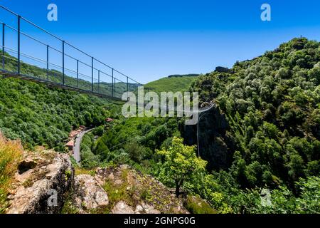 Hautpoul-Fußgängerbrücke über das Tal von Arnette in der Nähe der Stadt Mazamet in Frankreich Stockfoto