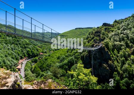 Hautpoul-Fußgängerbrücke über das Tal von Arnette in der Nähe der Stadt Mazamet in Frankreich Stockfoto