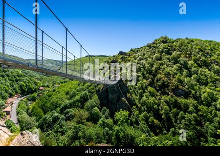 Hautpoul-Fußgängerbrücke über das Tal von Arnette in der Nähe der Stadt Mazamet in Frankreich Stockfoto