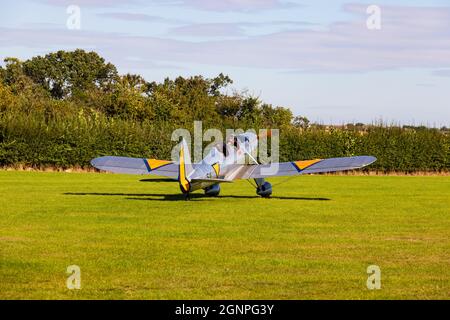 Hochglanzpoliertes Ryan STM-2 Open Cockpit, Trainer mit zwei Sitzen. Amerikanischer Jahrgang der 40er Jahre in den Farben der Niederlande. Rollen bei Old Warden AE Stockfoto