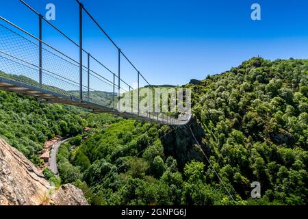 Hautpoul-Fußgängerbrücke über das Tal von Arnette in der Nähe der Stadt Mazamet in Frankreich Stockfoto