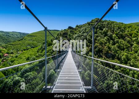 Hautpoul-Fußgängerbrücke über das Tal von Arnette in der Nähe der Stadt Mazamet in Frankreich Stockfoto