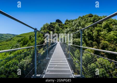 Hautpoul-Fußgängerbrücke über das Tal von Arnette in der Nähe der Stadt Mazamet in Frankreich Stockfoto