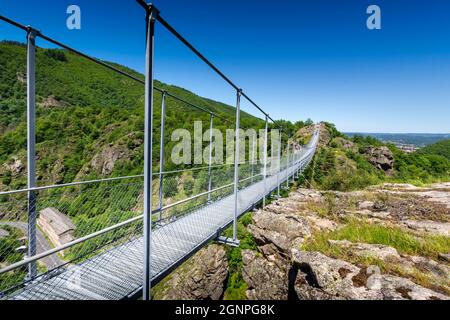 Hautpoul-Fußgängerbrücke über das Tal von Arnette in der Nähe der Stadt Mazamet in Frankreich Stockfoto