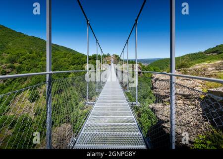 Hautpoul-Fußgängerbrücke über das Tal von Arnette in der Nähe der Stadt Mazamet in Frankreich Stockfoto