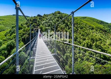 Hautpoul-Fußgängerbrücke über das Tal von Arnette in der Nähe der Stadt Mazamet in Frankreich Stockfoto