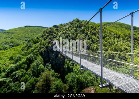 Hautpoul-Fußgängerbrücke über das Tal von Arnette in der Nähe der Stadt Mazamet in Frankreich Stockfoto