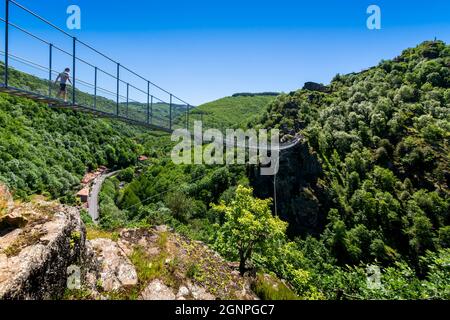 Hautpoul-Fußgängerbrücke über das Tal von Arnette in der Nähe der Stadt Mazamet in Frankreich Stockfoto