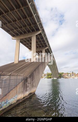 Gladesville Bridge ist eine denkmalgeschützte Betonbogenstraßenbrücke, die 1964 fertiggestellt wurde und der längste Betonbogen war, der je gebaut wurde. Stockfoto