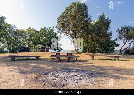 Europa, Luxemburg, Moselregion, Point De Vue Remich, Picknickplatz mit Überresten von Bonfire Stockfoto