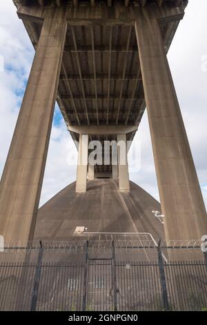 Gladesville Bridge ist eine denkmalgeschützte Betonbogenstraßenbrücke, die 1964 fertiggestellt wurde und der längste Betonbogen war, der je gebaut wurde. Stockfoto