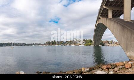 Gladesville Bridge ist eine denkmalgeschützte Betonbogenstraßenbrücke, die 1964 fertiggestellt wurde und der längste Betonbogen war, der je gebaut wurde. Stockfoto