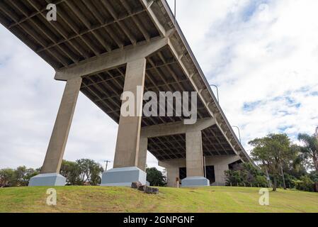 Gladesville Bridge ist eine denkmalgeschützte Betonbogenstraßenbrücke, die 1964 fertiggestellt wurde und der längste Betonbogen war, der je gebaut wurde. Stockfoto