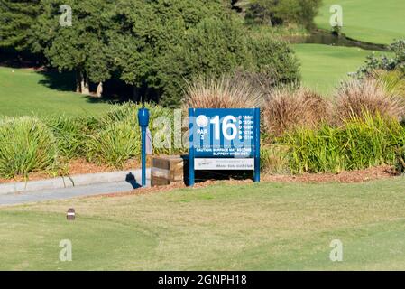 Das 16. T-Shirt auf dem üppigen Grün des Mona Vale Golf Course an Sydneys Northern Beaches Region in New South Wales, Australien Stockfoto
