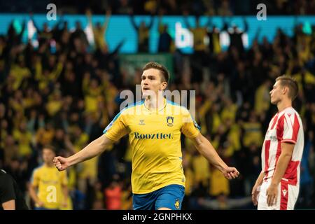 Brondby, Dänemark. September 2021. Mikael Uhre (11) aus Broendby IF punktet im 3F Superliga-Spiel zwischen Broendby IF und Aalborg Boldklub im Brondby Stadion. (Foto: Gonzales Photo/Alamy Live News Stockfoto