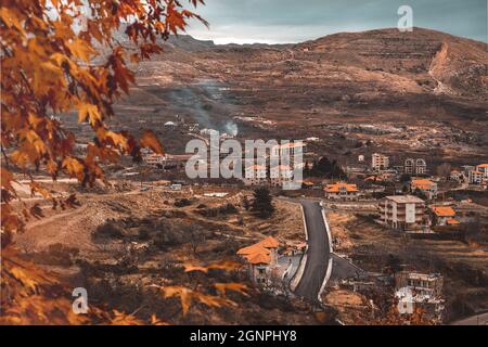 Wunderschöne Herbstlandschaft. Ehden ist eine bergige Stadt im Herzen der nördlichen Berge des Libanon. Wetteränderungen. Stockfoto