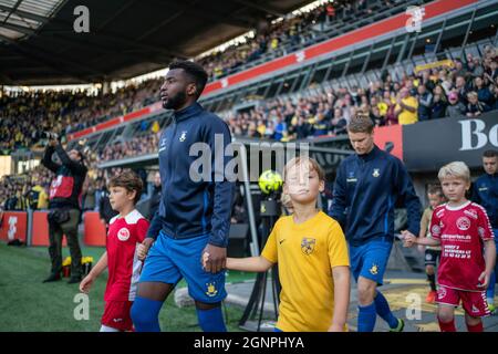 Brondby, Dänemark. September 2021. Kevin Tshiembe (18) von Broendby IF steigt im Stadion Brondby ins Feld für das 3F Superliga-Spiel zwischen Broendby IF und Aalborg Boldklub ein. (Foto: Gonzales Photo/Alamy Live News Stockfoto