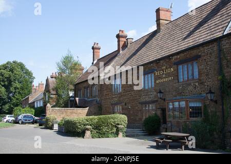 Das Red Lion Pub Restaurant in Adderbury in Oxfordshire mit umliegenden Gebäuden in Großbritannien, aufgenommen am 26. Juni 2020 Stockfoto