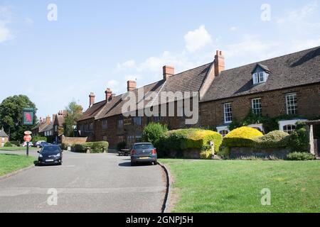 The Red Lion Pub und die umliegenden Häuser in Adderbury, North Oxfordshire, Großbritannien, aufgenommen am 26. Juni 2020 Stockfoto