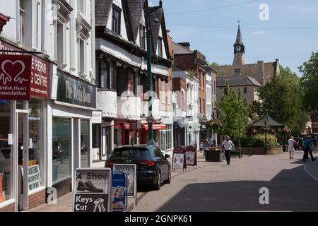 Ein Blick auf die High Street in Banbury inklusive dem Rathaus in Oxfordshire in Großbritannien, aufgenommen am 26. Juni 2020 Stockfoto