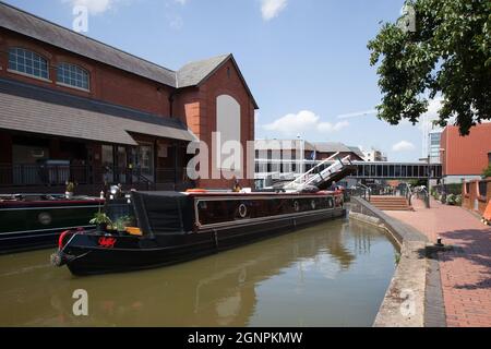 Ein Schmalboot fährt durch den Banbury Canal in North Oxfordshire in Großbritannien, aufgenommen am 26. Juni 2020 Stockfoto