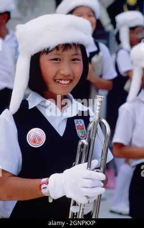 Malaysia. Kuala Lumpur. Unabhängigkeitstag. Kinder. Junges Mädchen mit Trompete. Stockfoto