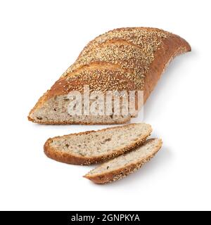 In Scheiben geschnittener traditioneller Sauerteig-Laib Brot in einer besonderen Form mit isolierten Samen auf weißem Hintergrund Stockfoto