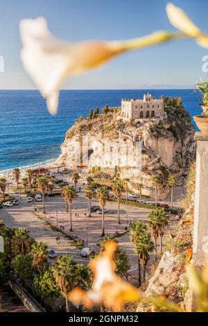 Kloster Santa Maria dell Isola, alte Kirche auf dem Felsen des Tyrrhenischen Meeres mit öffentlichem Strand inTropea, Vibo Valentia, Kalabrien, Süditalien Stockfoto