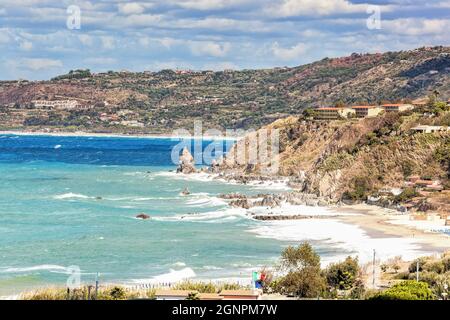 Küste von Kalabrien mit azurblaues Meer und schönen Stränden in Vibo Valentia, Kalabrien, Süditalien Stockfoto