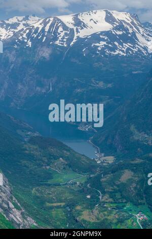 GEIRANGER, NORWEGEN - 2020. JUNI 21. Dalsnibba Aussichtspunkt über Geiranger Dorf und Fjord und Berge. Stockfoto
