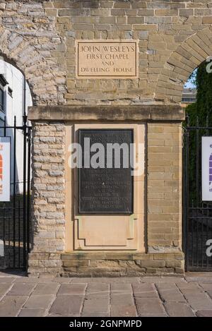 John Wesley Bristol, Ansicht der Gedenktafel in Broadmead zum Gedenken an die erste methodistische Kapelle von John Wesley, Bristol, Großbritannien, England Stockfoto