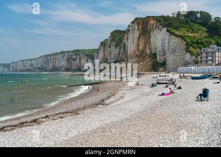 Strand und die Felsklippen von Yport, Normandie, Frankreich | Kreidefelsen und der Strand in Yport, Normandie, Frankreich Stockfoto