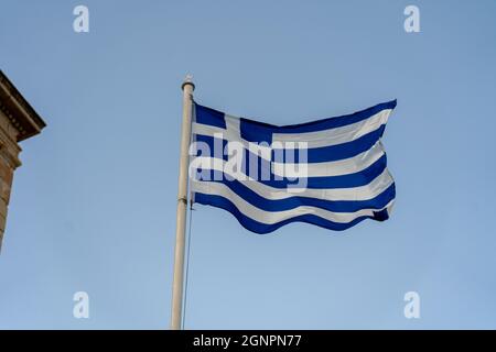 Nationalflagge Griechenlands auf einer Stange Stockfoto