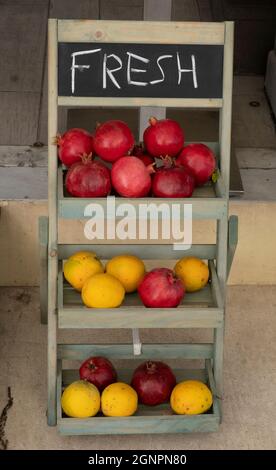 Granatäpfel und Orangen an einem Obststand auf dem paphos-Markt, Zypern. Stockfoto