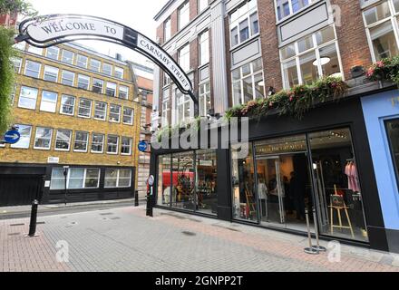 NUR FÜR REDAKTIONELLE VERWENDUNG Allgemeine Ansichten zur Eröffnung des neuen „Queen the Greatest“-Shops in der Carnaby Street, der die britische Band fünf Jahrzehnte in der Musik feiert. Bilddatum: Montag, 27. September 2021. Stockfoto