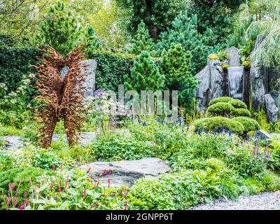 Einer der Schaugärten auf der RHS Chelsea Flower Show 2021. Stockfoto