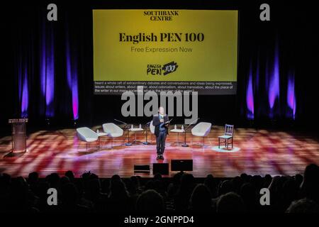 London, England, Großbritannien. September 2021. Queen Elizabeth Hall, Southbank Centre, London, Vereinigtes Königreich, 26. September 2021.der bekannte Menschenrechtsanwalt und Präsident des englischen PEN Philippe Sands begrüßt das Publikum zur Abschlussveranstaltung der englischen PEN 100, dem 100. Jahrestag einer der ältesten Menschenrechtsorganisationen der Welt. (Bild: © Sabrina Merolla/ZUMA Press Wire) Stockfoto