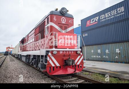 (210927) -- BERLIN, 27. September 2021 (Xinhua) -- Ein China-Europa-Güterzug, der nach Duisburg in Deutschland fährt, fährt am 28. März 2020 aus dem Wuhan-Terminal der China Railway Intermodal in Wuhan, der zentralchinesischen Provinz Hubei. (Xinhua/Xiao Yijiu) Stockfoto