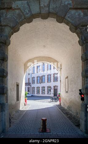 Europa, Luxemburg, Wiltz, Schlass Wolz (Schloss Wiltz) zeigt den gewölbten Eingang zum Zentralen Campus und den Museen Stockfoto