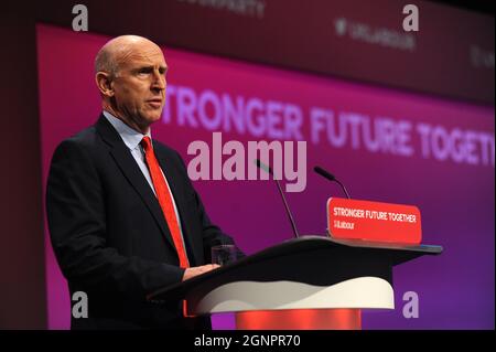 Brighton, England. September 2021. John Healey, Schattenstaatssekretär für Verteidigung, hält eine Rede während der internationalen Debatte während der Vormittagssitzung am dritten Tag der Jahreskonferenz der Labour Party im Brighton Center. Kevin Hayes/Alamy Live News Stockfoto