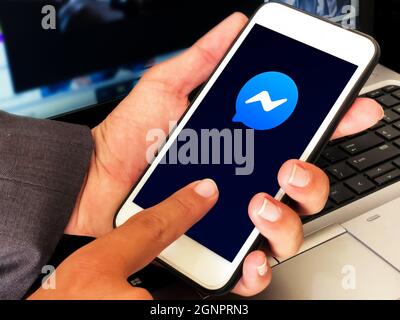 9.20.2021. California, Vereinigte Staaten. Messaging Mobile App auf dem Smartphone-Bildschirm mit Big Messenger-Symbol. Moderner redaktioneller Hintergrund für Social Media Stockfoto